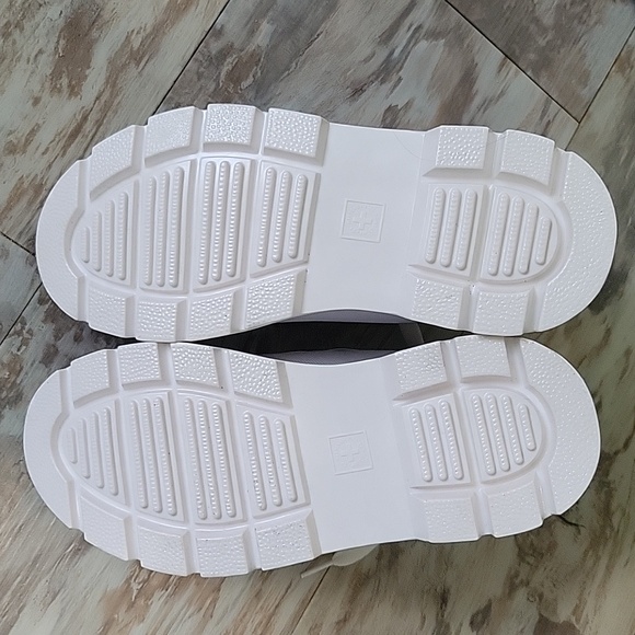 Dr. MARTENS Size 7 Women's White Lace Up Boots with Sole Bounce - Picture 5 of 12